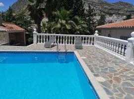 Charming House with Pool & Barbecue，位于Valle de Abdalagís的度假屋