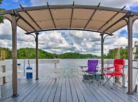 Paradise Lakehouse with Dock and Water Views!，位于希科里的酒店