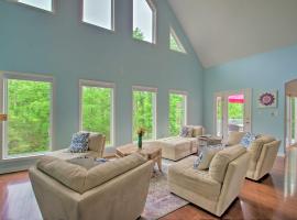 Yogis Paradise with Deck about 1 Mi to Yogaville!，位于Buckingham的酒店