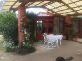 Comodo chalet, en una muy buena ubicación y rodeado de jardines