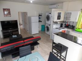 Stewart Apt- Trincity, Airport, Washer, Dryer, Office, Cable , WiFi，位于Trincity 的酒店