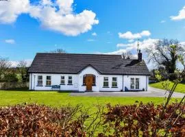 The Heights & Hollows Farmhouse, Saul, Downpatrick, SLEEPS 14