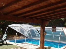 casa a 50 metros de playa con piscina cubierta，位于林克勒斯的酒店