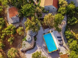 Holiday Estate "Bujur" - private pool, surrounded by nature!，位于希贝尼克的乡间豪华旅馆