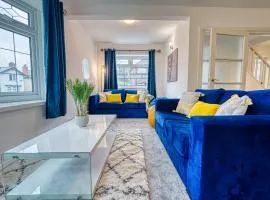 Modern 3 Bedroom 2 Bath House with Parking by 360Midlands Wednesbury, Birmingham