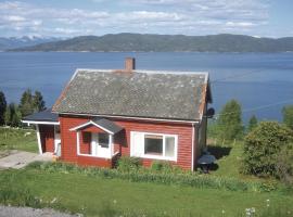 Lovely Home In Vågstranda，位于Hjelvik的酒店