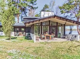 Beautiful Home In Strängnäs With Sauna，位于Aspö的酒店