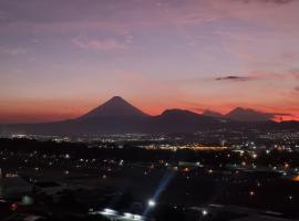 Amazing Volcano Views in front of airport，位于危地马拉的公寓