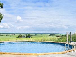 Lovely Home In ngelholm With Outdoor Swimming Pool，位于恩厄尔霍尔姆的度假短租房