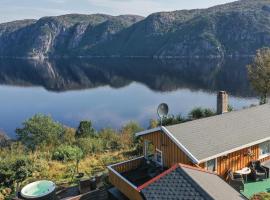 Awesome Home In Farsund With Jacuzzi，位于法尔松的酒店