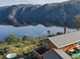 Nice Home In Farsund With Wifi，位于Herad的酒店
