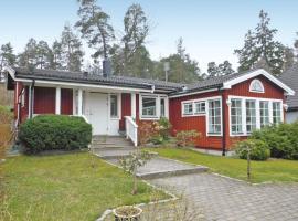 Beautiful Home In Saltsj-boo With Sauna，位于Björknäs的别墅