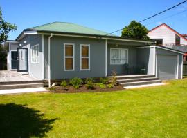 Matapouri Cottage - Matapouri Holiday Home，位于玛塔普利的海滩短租房