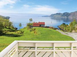 Awesome Home In Holmefjord With House Sea View，位于Holmefjord的乡村别墅