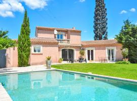 Beautiful Home In Eyguieres With 4 Bedrooms, Wifi And Outdoor Swimming Pool，位于Eyguières的度假短租房
