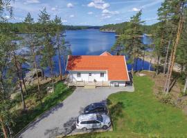 3 Bedroom Stunning Home In Årjäng，位于Östra Viker的酒店