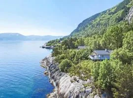 3 Bedroom Cozy Home In Lavik