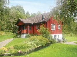 Nice Home In Uddevalla With 3 Bedrooms And Wifi，位于Häljebol的度假屋