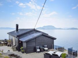 Nice Home In Sknevik With House Sea View，位于Skånevik的乡村别墅