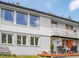 Three-Bedroom Holiday Home In Vikanes，位于Eiknes的酒店