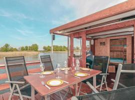 Nice Ship-boat In Radewege With 2 Bedrooms，位于Radewege的船屋