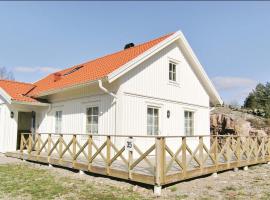 Nice Home In Fjällbacka With Sauna，位于弗加尔巴卡的酒店