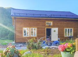 3 Bedroom Lovely Home In Vikanes，位于Eiknes的酒店