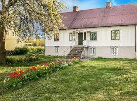 Gorgeous Home In Kpingsvik With House A Panoramic View，位于雪平斯维克的带停车场的酒店