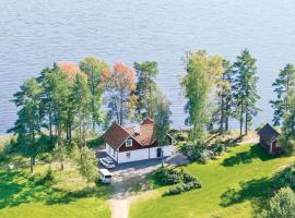4 Bedroom Cozy Home In Ljungsarp，位于Ljungsarp的酒店