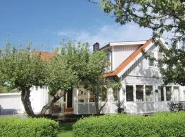 Beautiful Home In Vstra Frlunda With 3 Bedrooms, Sauna And Wifi