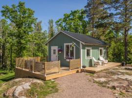 Cozy holiday house close to nature in Ödeshög, Gränna，位于Ödeshög的酒店