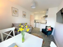 Modern 2 Bed Apt Centre Of Penzance, Lift Access，位于彭赞斯的酒店