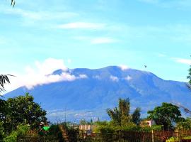 Villa Miky Kota Bunga Puncak Cianjur Bogor，位于Cinengangirang的酒店