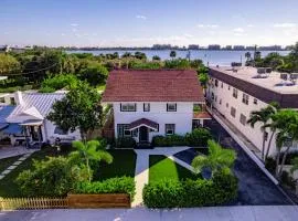 Historic Waterfront estate With Yard & Modern Kitchen