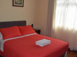 Hostal Donde Alberto，位于特鲁希略Aventura Plaza Trujillo Mall附近的酒店