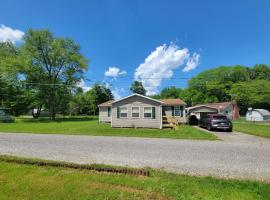 Camp Not Found - 3 Queen Bedrooms by the lake，位于Hartstown的酒店