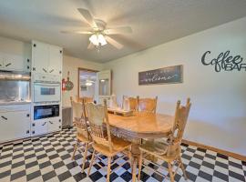 Charming Clayton Home about 4 Mi to Sardis Lake!，位于Clayton的酒店