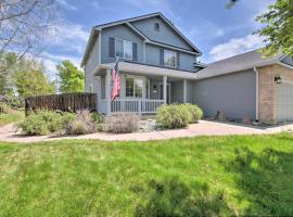 Convenient Longmont Home with Hot Tub and Sauna!，位于Erie的酒店