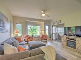 North Myrtle Beach Condo with Golf Course Views，位于北默特尔海滩的酒店