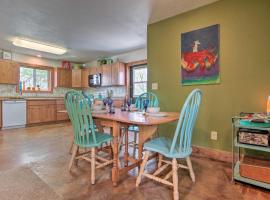 Chic Retro Retreat in Choteau Walk to Dtwn!，位于Choteau的酒店