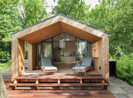 Welcoming holiday home in Wissenkerke with private sauna，位于维斯可可的带停车场的酒店