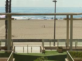 Alojamiento en primera línea de playa con WIFI，位于瓦伦西亚的酒店