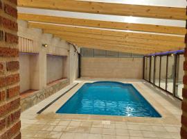 Casa Rural Baños del Rey con piscina climatizada，位于Vega de Santa María的酒店