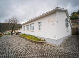 Casa Rural "A Escola" - Meãs, Pampilhosa da Serra，位于潘皮略萨迪塞拉的乡间豪华旅馆