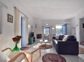 Leticia Villa with pool with amazing sea views, Paros，位于Márpissa的酒店