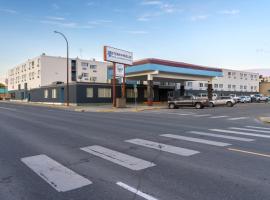 Sternwheeler Hotel and Conference Centre，位于怀特霍斯的酒店