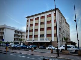 大月公园酒店，位于塔兰托的酒店