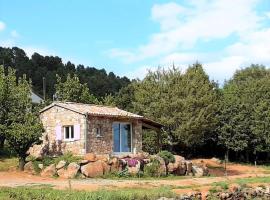 Tiny house with shared pool in Chambonas，位于Chambonas的小屋