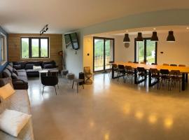 CHALET LA FOUGERE 15 personnes 180m2 bauges Savoie Thoiry，位于Thoiry的家庭/亲子酒店