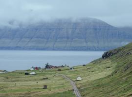 Authentic Faroese House / Unique Location / Nature，位于Hellur的别墅